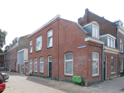 912935 Gezicht in de Singeldwarsstraat, vanaf de Herenweg te Utrecht, met rechts de panden Singeldwarsstraat 42-lager ...